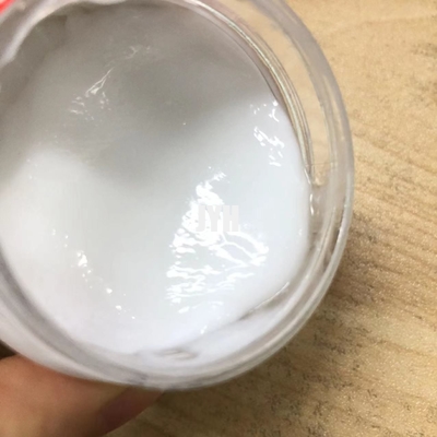 Hyaluronic酸の水和のふくよかな皮が付いている有機性保湿剤は明るくなり、活性化する